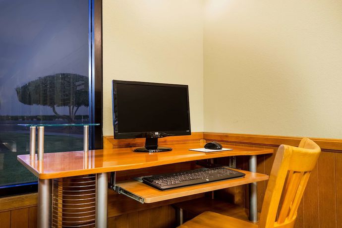Imagen de los interiores del Hotel Super 8 By Wyndham Lindsay Olive Tree. Foto 18