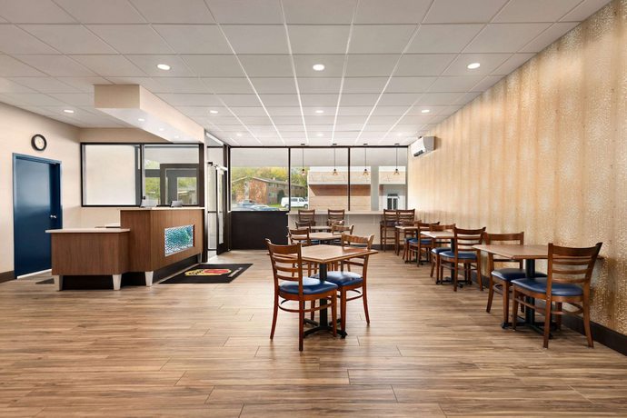 Imagen de los interiores del Hotel Super 8 By Wyndham Liverpool/syracuse North Airport. Foto 17