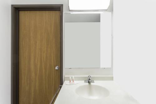 Imagen de la habitación del Hotel Super 8 By Wyndham Logan. Foto 3