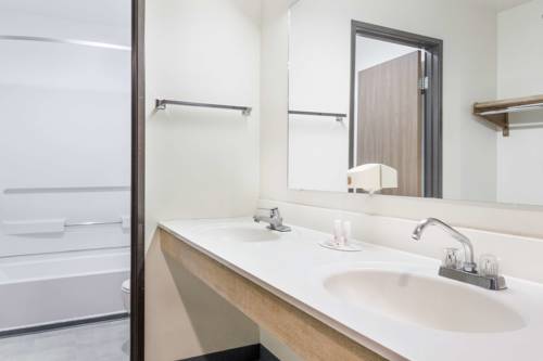 Imagen de la habitación del Hotel Super 8 By Wyndham Logan. Foto 4