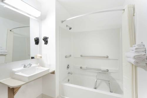 Imagen de la habitación del Hotel Super 8 By Wyndham Logan. Foto 5