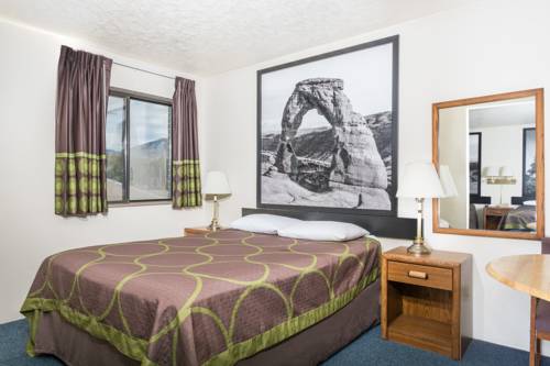 Imagen de la habitación del Hotel Super 8 By Wyndham Logan. Foto 9