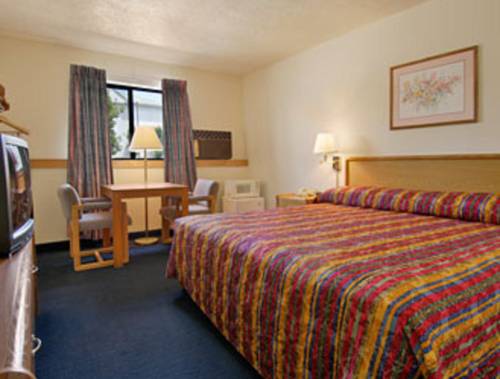 Imagen de la habitación del Hotel Super 8 By Wyndham Logan. Foto 12