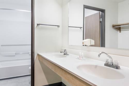 Imagen de la habitación del Hotel Super 8 By Wyndham Logan. Foto 15