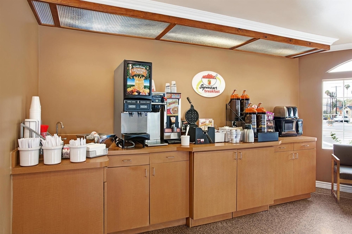 Imagen del bar/restaurante del Hotel Super 8 By Wyndham Los Angeles Downtown. Foto 2