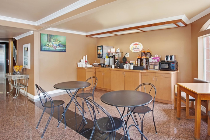 Imagen del bar/restaurante del Hotel Super 8 By Wyndham Los Angeles Downtown. Foto 4