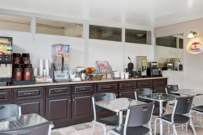 Imagen del bar/restaurante del Hotel Super 8 By Wyndham Los Angeles-culver City Area. Foto 3