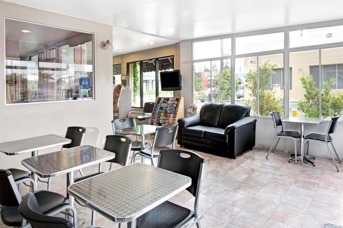Imagen de los interiores del Hotel Super 8 By Wyndham Los Angeles-culver City Area. Foto 15