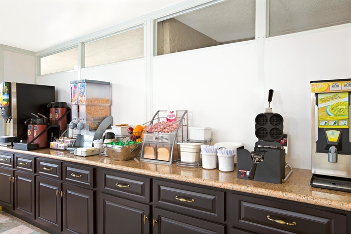 Imagen del bar/restaurante del Hotel Super 8 By Wyndham Los Angeles-culver City Area. Foto 4