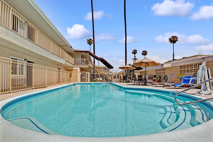 Imagen de la piscina del Hotel Super 8 By Wyndham Los Angeles-culver City Area. Foto 16