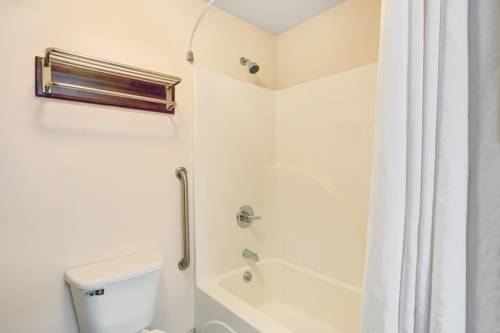 Imagen de la habitación del Hotel Super 8 By Wyndham Louisville/expo Center. Foto 10