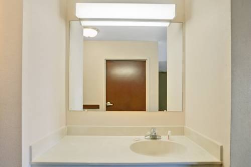 Imagen de la habitación del Hotel Super 8 By Wyndham Louisville/expo Center. Foto 11
