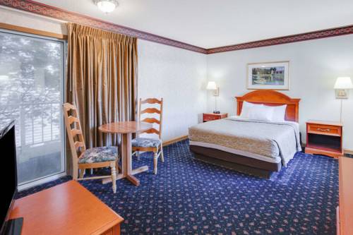 Imagen de la habitación del Hotel Super 8 By Wyndham Mackinaw City/beachfront Area. Foto 2