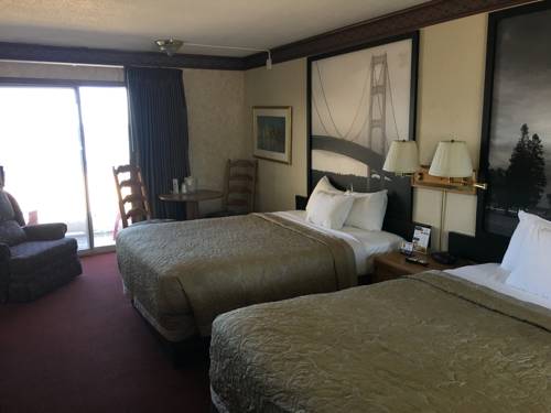 Imagen de la habitación del Hotel Super 8 By Wyndham Mackinaw City/beachfront Area. Foto 7