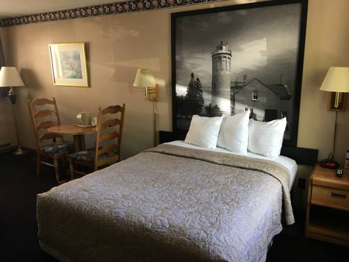 Imagen de la habitación del Hotel Super 8 By Wyndham Mackinaw City/beachfront Area. Foto 8