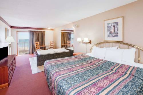 Imagen de la habitación del Hotel Super 8 By Wyndham Mackinaw City/beachfront Area. Foto 13
