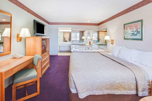 Imagen de la habitación del Hotel Super 8 By Wyndham Mackinaw City/beachfront Area. Foto 14