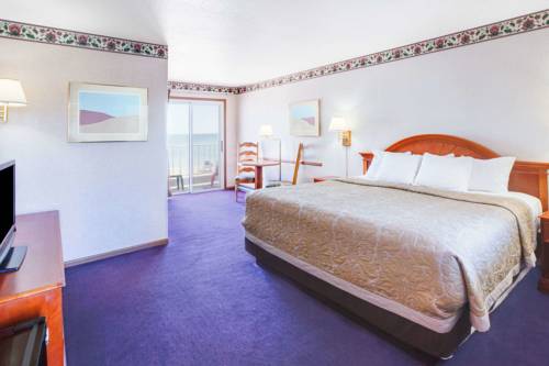Imagen de la habitación del Hotel Super 8 By Wyndham Mackinaw City/beachfront Area. Foto 15
