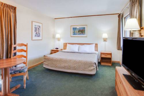 Imagen de la habitación del Hotel Super 8 By Wyndham Mackinaw City/beachfront Area. Foto 16