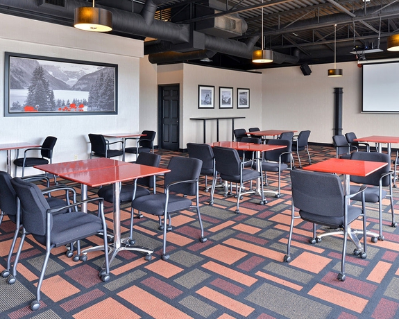 Imagen del bar/restaurante del Hotel Super 8 By Wyndham Macleod Trail Calgary. Foto 3