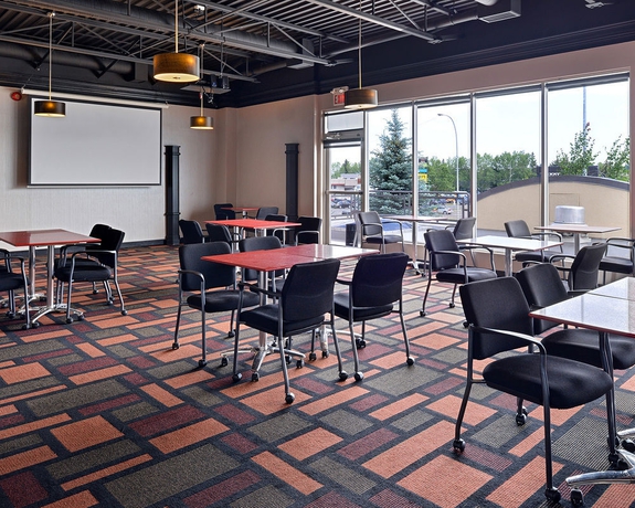 Imagen del bar/restaurante del Hotel Super 8 By Wyndham Macleod Trail Calgary. Foto 4