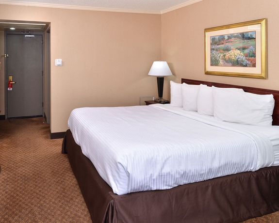 Imagen de la habitación del Hotel Super 8 By Wyndham Macleod Trail Calgary. Foto 8