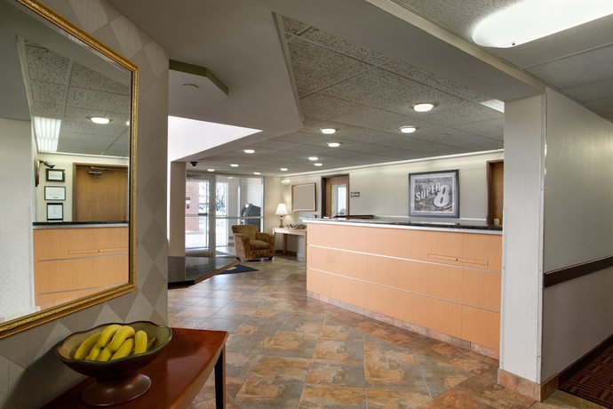 Imagen de los interiores del Hotel Super 8 By Wyndham Madison South. Foto 20