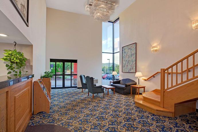 Imagen de los interiores del Hotel Super 8 By Wyndham Mahwah. Foto 17