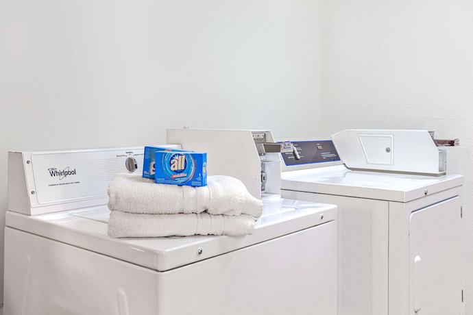 Imagen de los interiores del Hotel Super 8 By Wyndham Mahwah. Foto 19