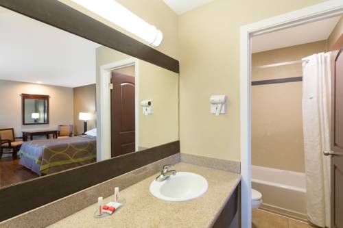 Imagen de la habitación del Hotel Super 8 By Wyndham Martinez. Foto 3