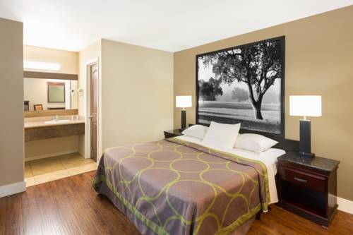 Imagen de la habitación del Hotel Super 8 By Wyndham Martinez. Foto 10
