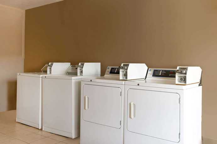 Imagen de los interiores del Hotel Super 8 By Wyndham Mcdonough Ga. Foto 16