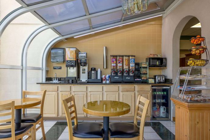 Imagen del bar/restaurante del Hotel Super 8 By Wyndham Mcdonough Ga. Foto 6