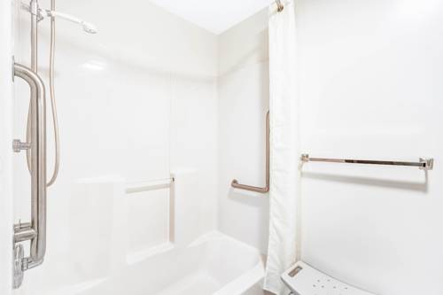 Imagen de la habitación del Hotel Super 8 By Wyndham Mchenry/fox Lake Area. Foto 3