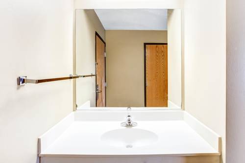 Imagen de la habitación del Hotel Super 8 By Wyndham Mchenry/fox Lake Area. Foto 8