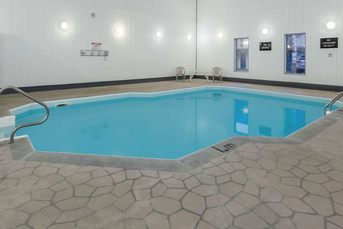 Imagen de la piscina del Hotel Super 8 By Wyndham Medicine Hat Ab. Foto 20