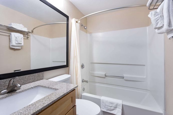 Imagen de la habitación del Hotel Super 8 By Wyndham Melbourne. Foto 2