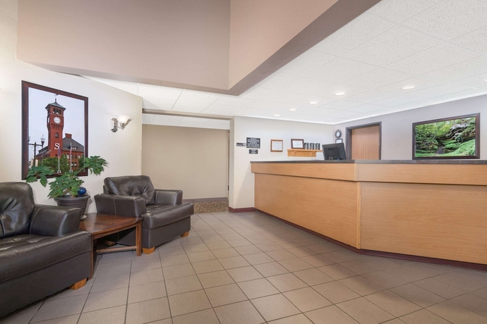 Imagen de los interiores del Hotel Super 8 By Wyndham Menomonie Wi. Foto 13