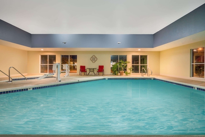 Imagen de la piscina del Hotel Super 8 By Wyndham Menomonie Wi. Foto 17