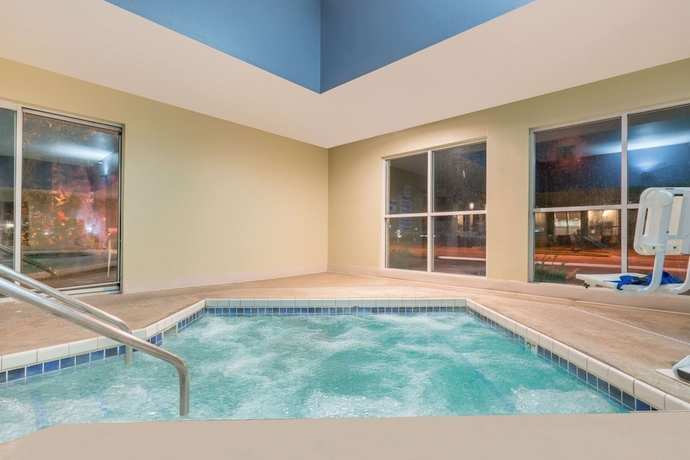 Imagen de la piscina del Hotel Super 8 By Wyndham Menomonie Wi. Foto 18