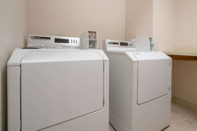 Imagen de los interiores del Hotel Super 8 By Wyndham Menomonie Wi. Foto 14