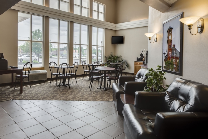 Imagen del bar/restaurante del Hotel Super 8 By Wyndham Menomonie Wi. Foto 3