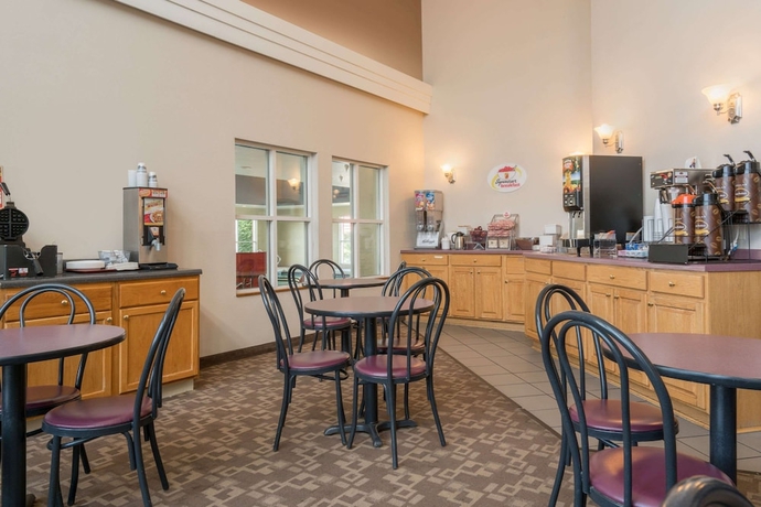 Imagen del bar/restaurante del Hotel Super 8 By Wyndham Menomonie Wi. Foto 4