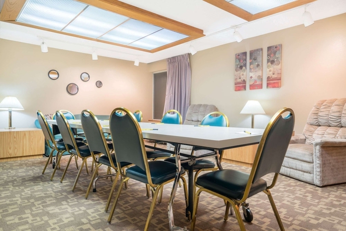 Imagen de los interiores del Hotel Super 8 By Wyndham Menomonie Wi. Foto 15