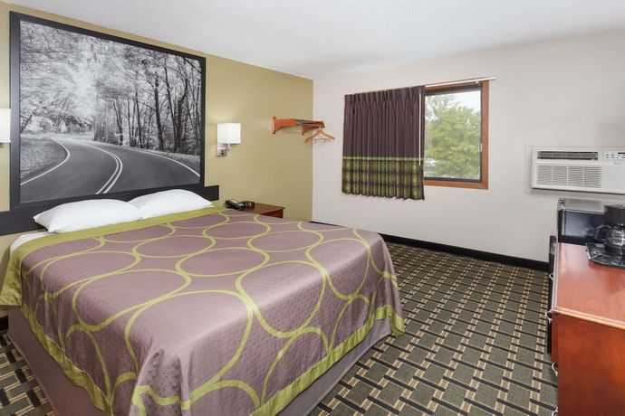 Imagen de la habitación del Hotel Super 8 By Wyndham Michigan City. Foto 2