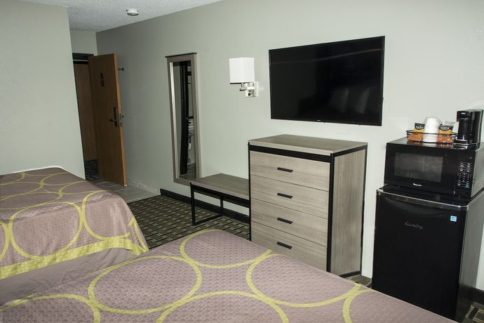 Imagen de la habitación del Hotel Super 8 By Wyndham Michigan City. Foto 5