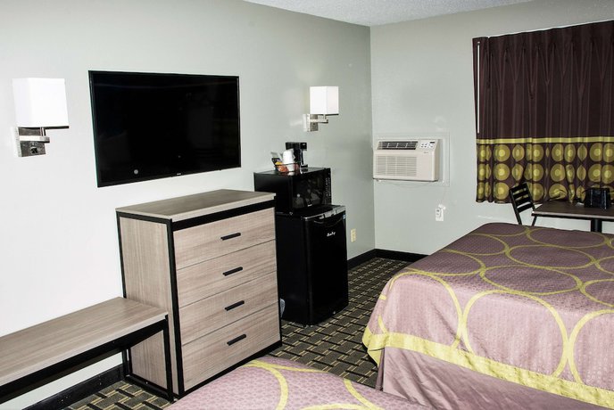 Imagen de la habitación del Hotel Super 8 By Wyndham Michigan City. Foto 6