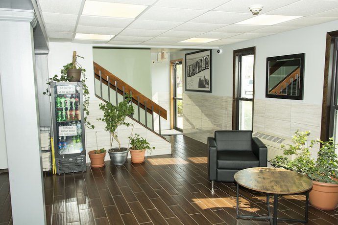 Imagen de los interiores del Hotel Super 8 By Wyndham Michigan City. Foto 18