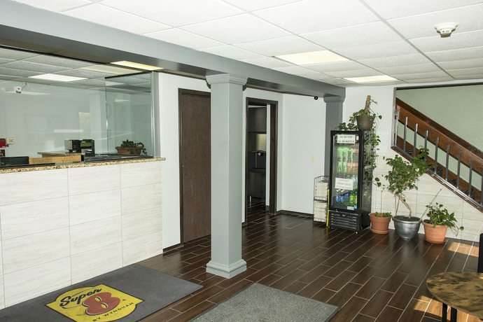 Imagen de los interiores del Hotel Super 8 By Wyndham Michigan City. Foto 19