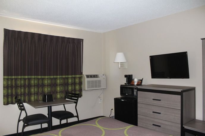 Imagen de la habitación del Hotel Super 8 By Wyndham Michigan City. Foto 11